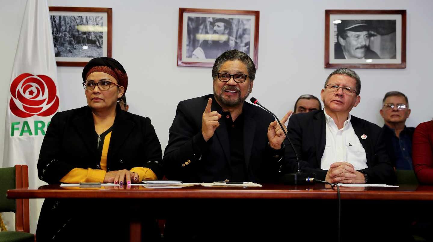 Iván Márquez, en el centro, en una rueda de prensa sobre la crisis del proceso de paz en Bogotá.
