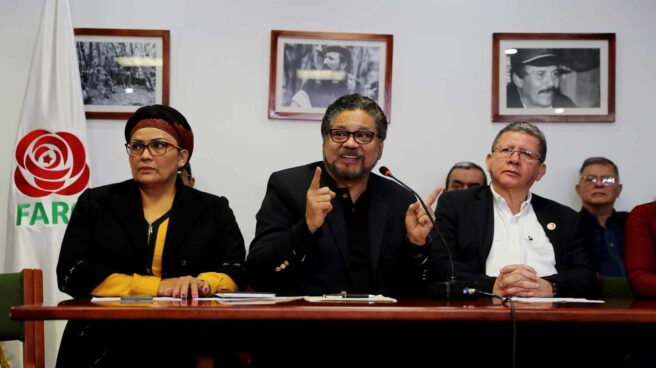 Iván Márquez, en el centro, en una rueda de prensa sobre la crisis del proceso de paz en Bogotá.