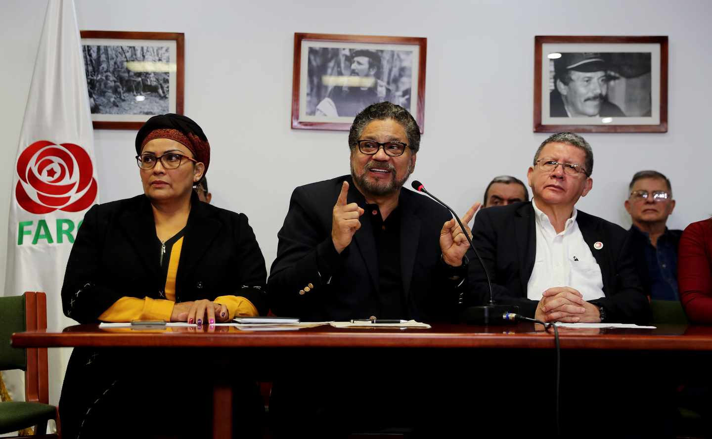 Iván Márquez, en el centro, en una rueda de prensa sobre la crisis del proceso de paz en Bogotá.
