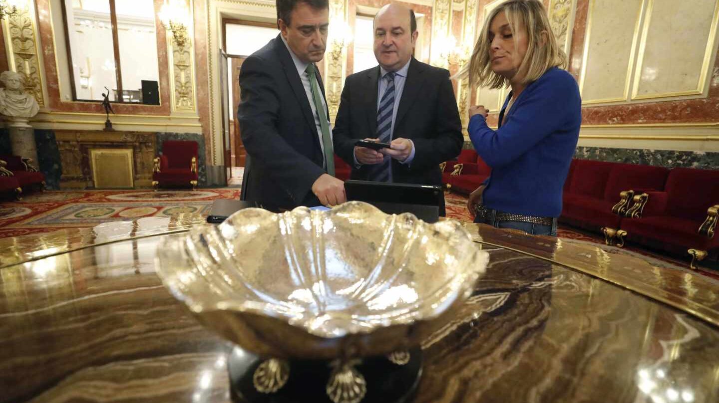 Dirigentes del PNV, en el Congreso tras la primera jornada de debate presupuestario.