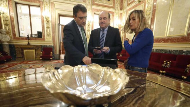 Dirigentes del PNV, en el Congreso tras la primera jornada de debate presupuestario.