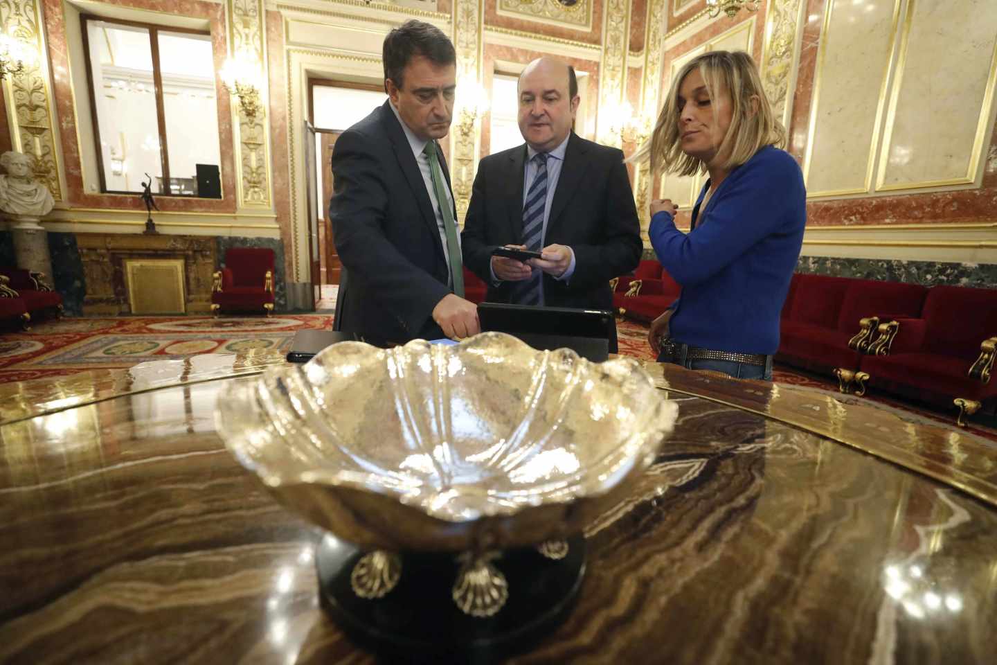 Dirigentes del PNV, en el Congreso tras la primera jornada de debate presupuestario.