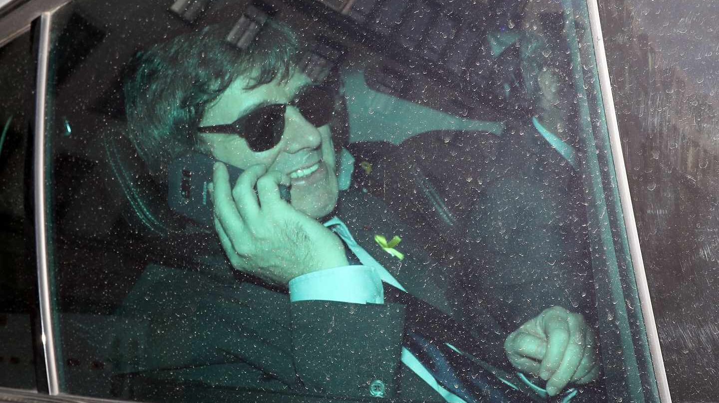 Carles Puigdemont habla por teléfono en Berlín.