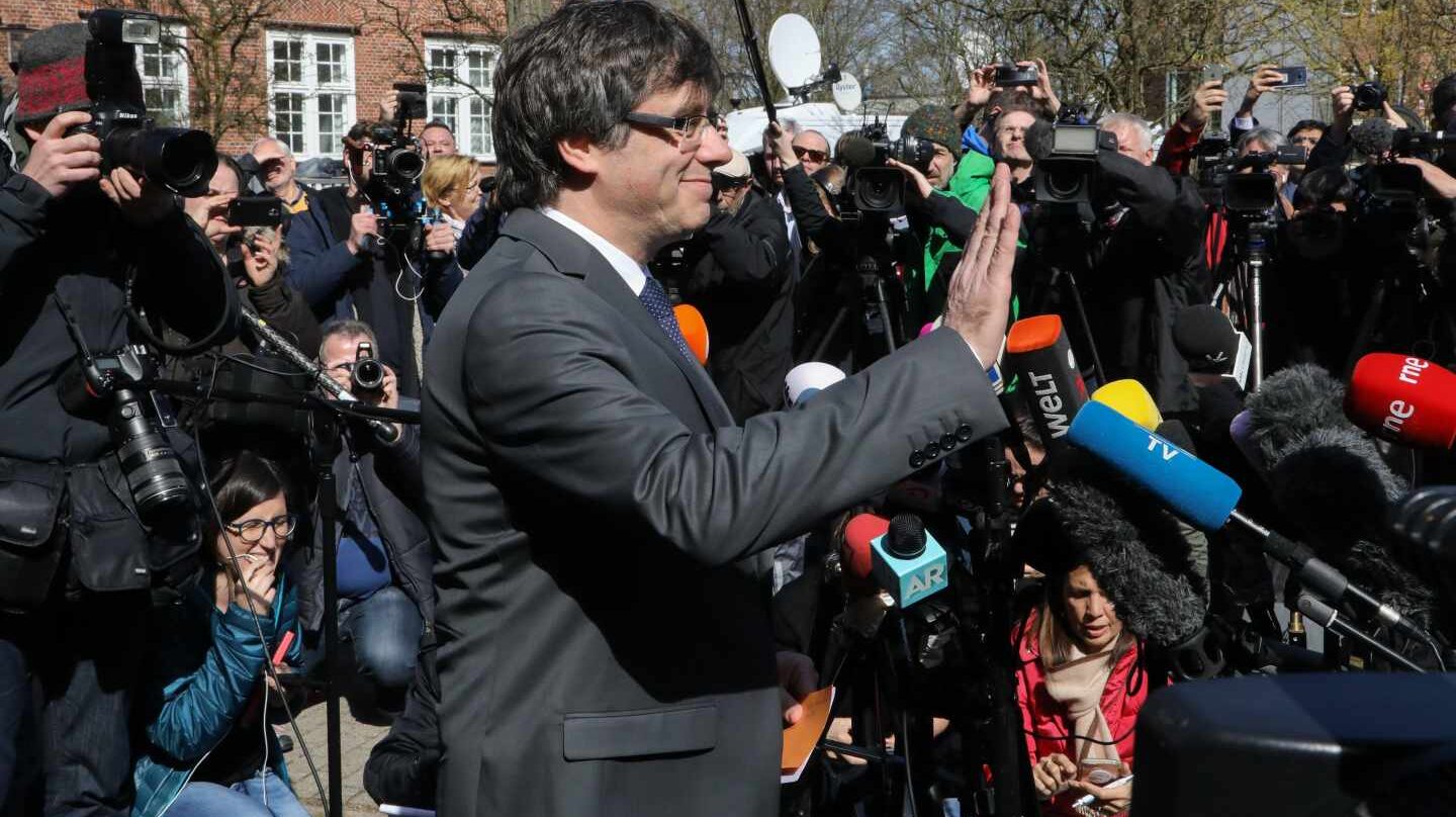 El expresidente de la Generalitat de Cataluña Carles Puigdemont (c) abandona la cárcel de Neumünster en Alemania, hoy, 6 de abril de 2018. Puigdemont ingresó en prisión el pasado 25 de marzo tras ser detenido en aplicación de la euroorden dictada por España.