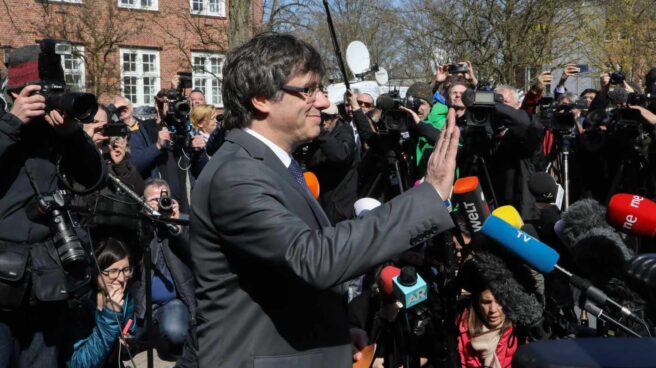 El expresidente de la Generalitat de Cataluña Carles Puigdemont (c) abandona la cárcel de Neumünster en Alemania, hoy, 6 de abril de 2018. Puigdemont ingresó en prisión el pasado 25 de marzo tras ser detenido en aplicación de la euroorden dictada por España.