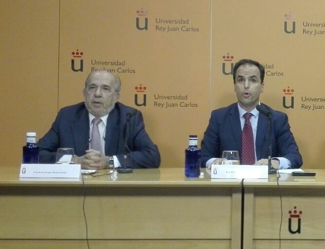 Enrique Álvarez Conde y el rector Javier Ramos, en la conferencia de prensa ofrecida el pasado 21 de marzo.