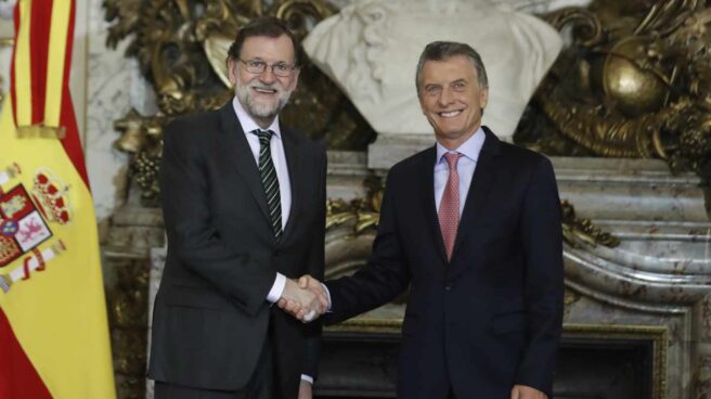 Rajoy y Macri se saludan en la Casa Rosada en Buenos Aires (Argentina).