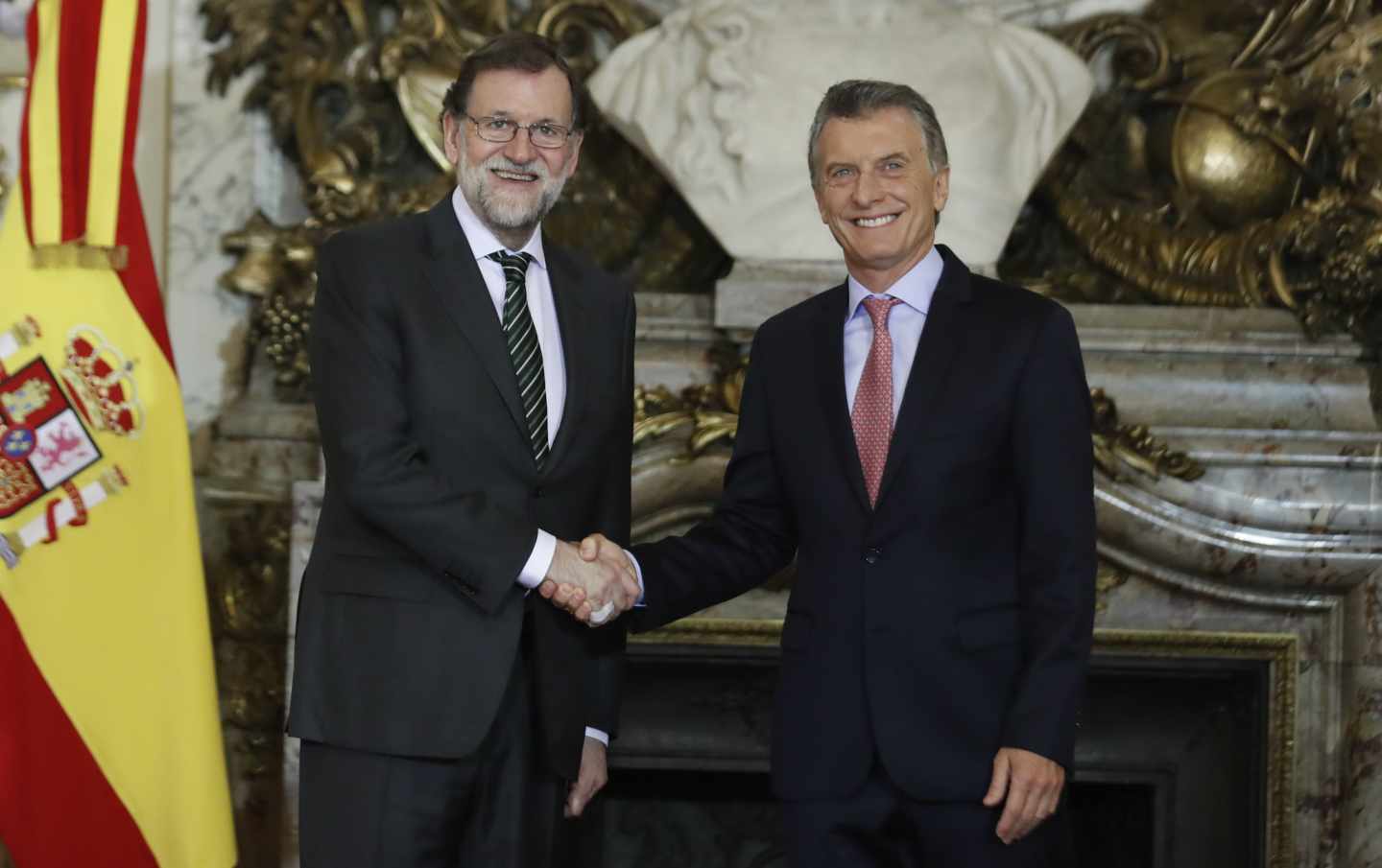 Rajoy y Macri se saludan en la Casa Rosada en Buenos Aires (Argentina).