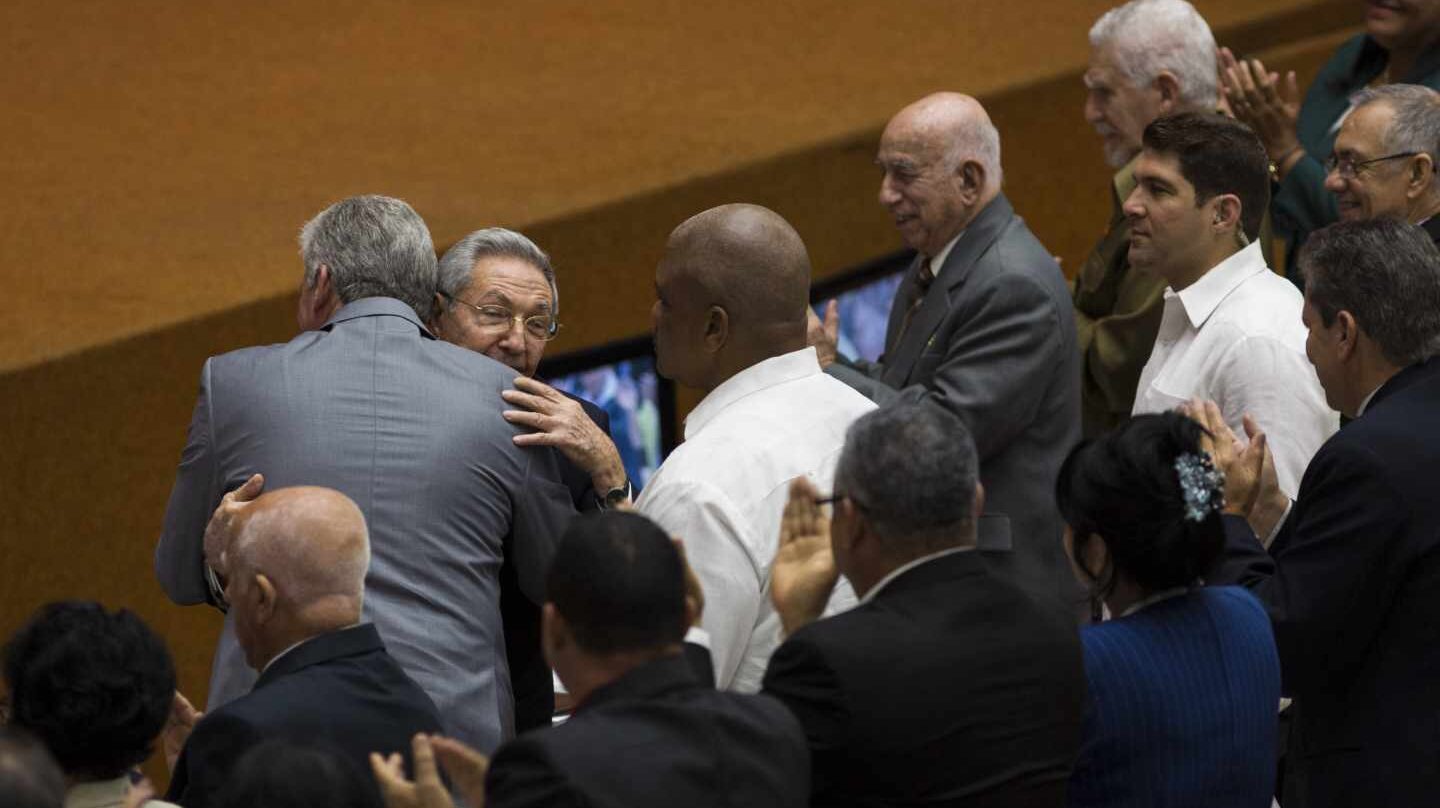 Díaz-Canel y Raúl Castro se abrazan tras conocerse el relevo en Cuba.