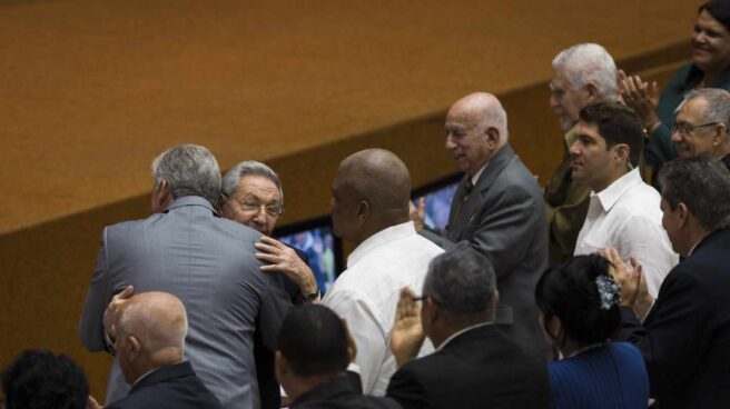 Raúl Castro-Díaz-Canel-Cuba Díaz-Canel y Raúl Castro se abrazan tras conocerse el relevo en Cuba.
