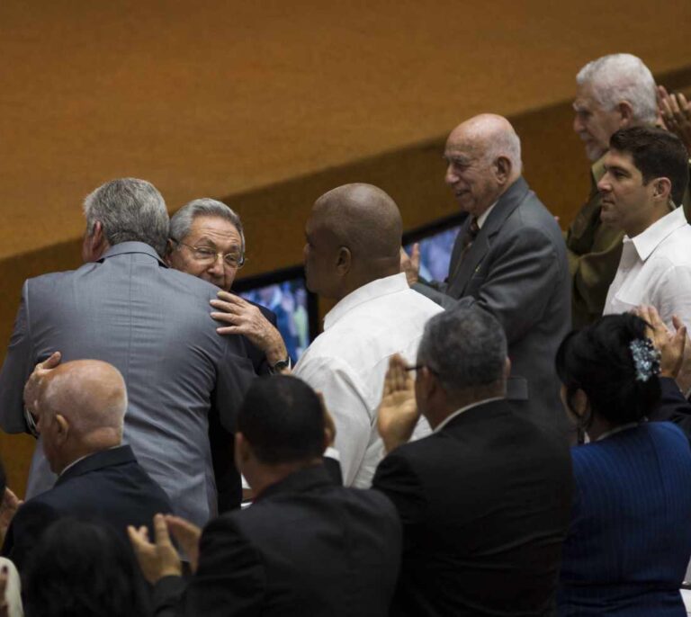 Díaz-Canel: "Seremos fieles a Fidel y Raúl"