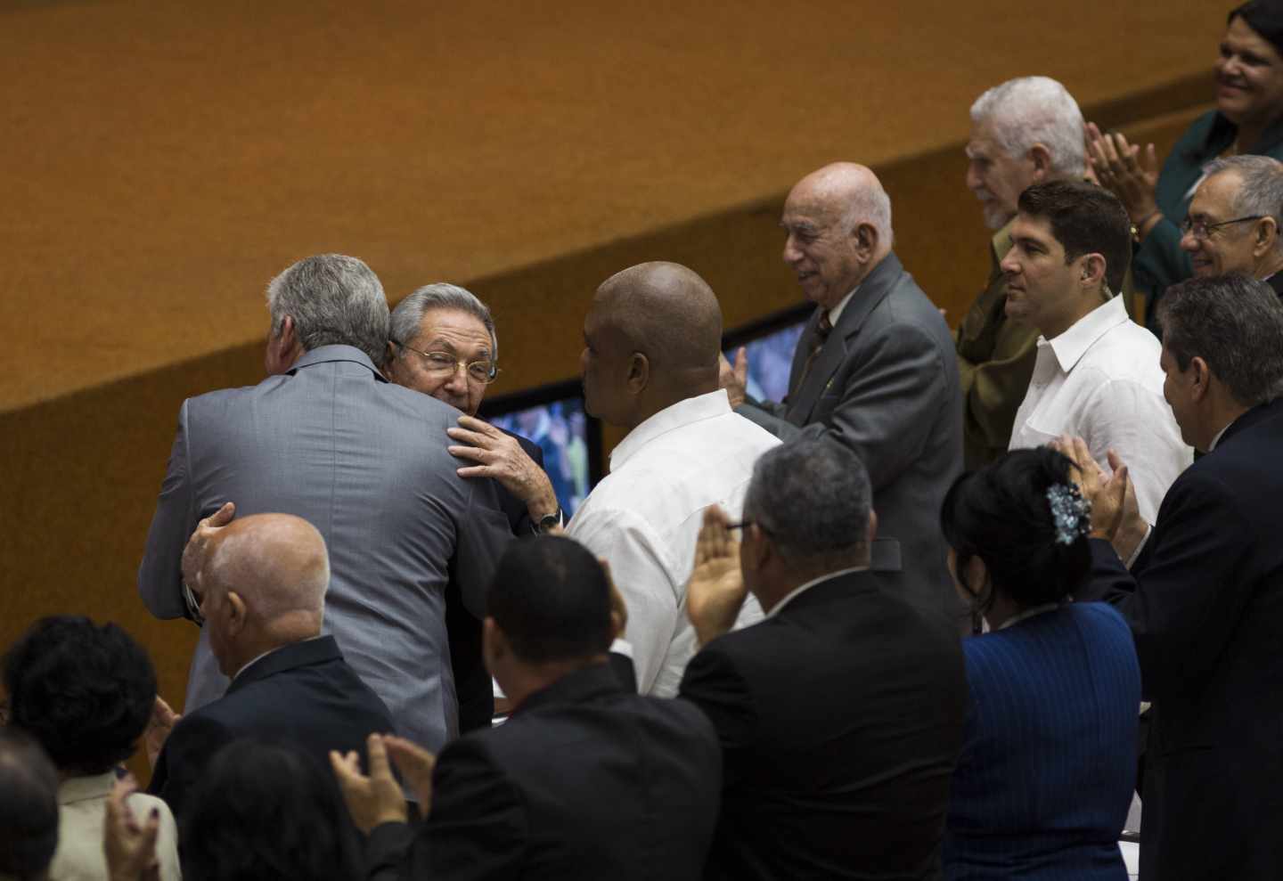 Díaz-Canel y Raúl Castro se abrazan tras conocerse el relevo en Cuba.