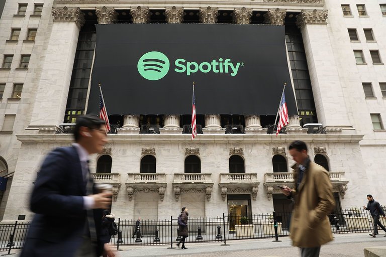 Spotify da a sus usuarios gratuitos la opción de elegir canciones y ahorrarse datos