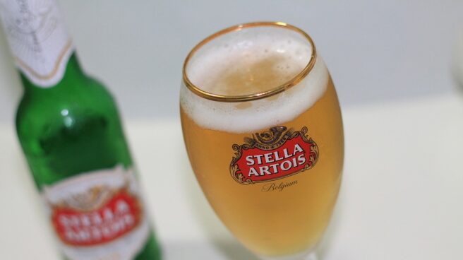 Una copa de cerveza Stella Artois.