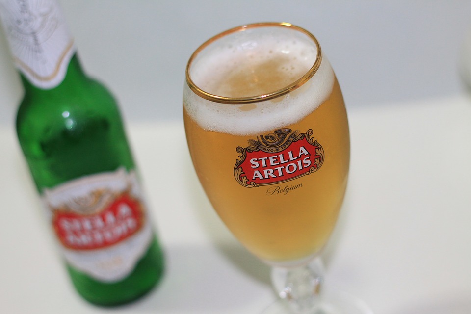 Una copa de cerveza Stella Artois.