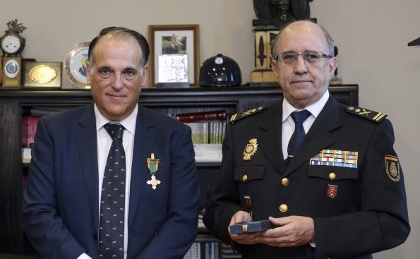 Javier Tebas y Florentino Villabona cuando el primero recibió la medalla al mérito policial.