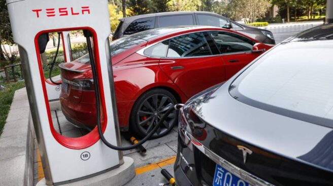Tesla cargador Tesla profundiza su crisis en bolsa y se deja casi un 20% de su valor en cuatro días