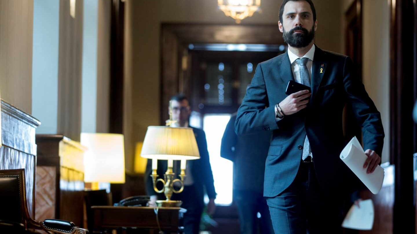 Roger Torrent sale de la reunión de la Mesa del Parlament.