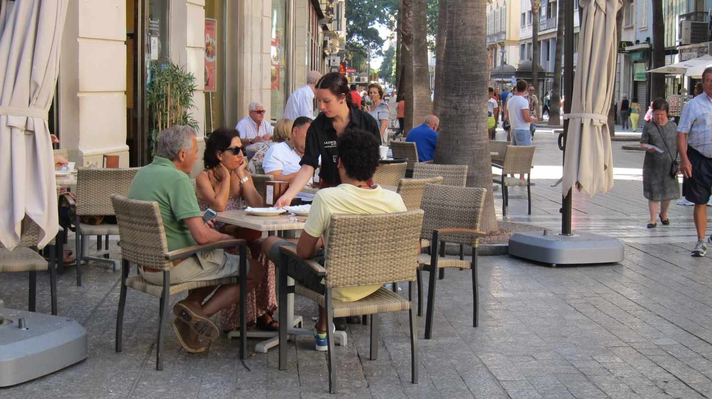 Una camarera trabaja en una terraza de Madrid.