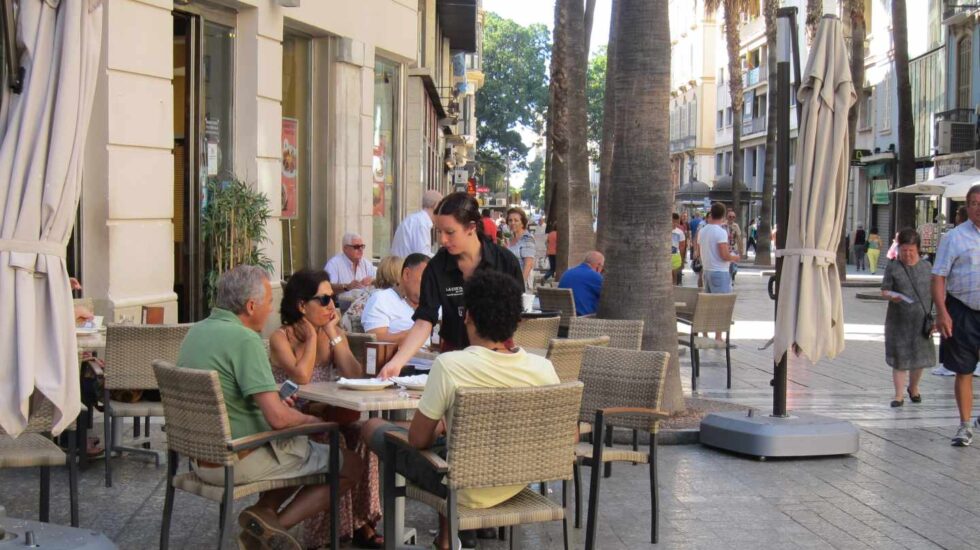 Una camarera trabaja en una terraza de Madrid.