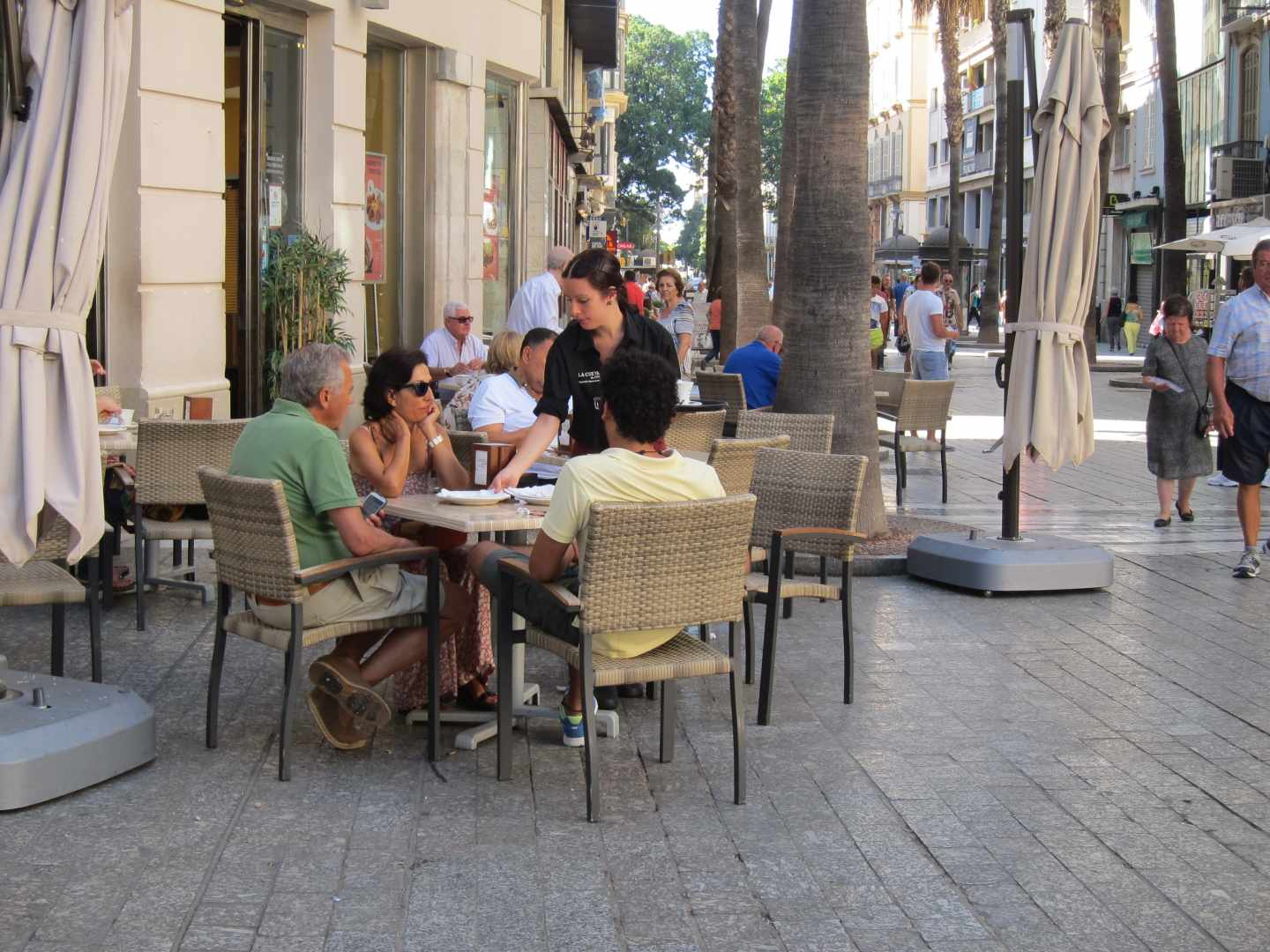 Una camarera trabaja en una terraza de Madrid.