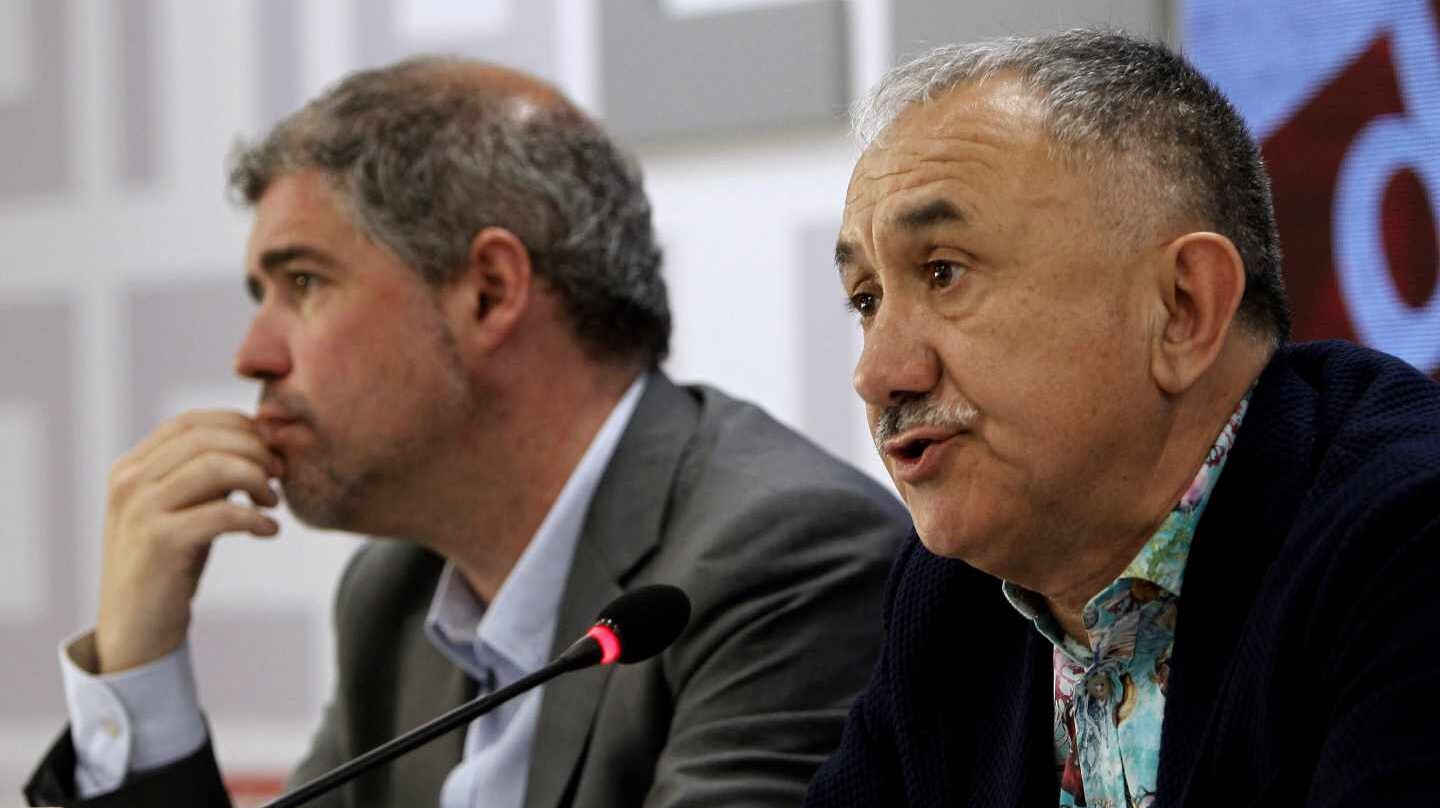Los secretarios generales de CC.OO y UGT, Unai Sordo (i) y Pepe Álvarez, presentan los actos y manifestaciones organizados para el Primero de Mayo, una jornada que quieren centrar en la reivindicación de mejores empleos, mayores salarios, pensiones dignas y más igualdad.