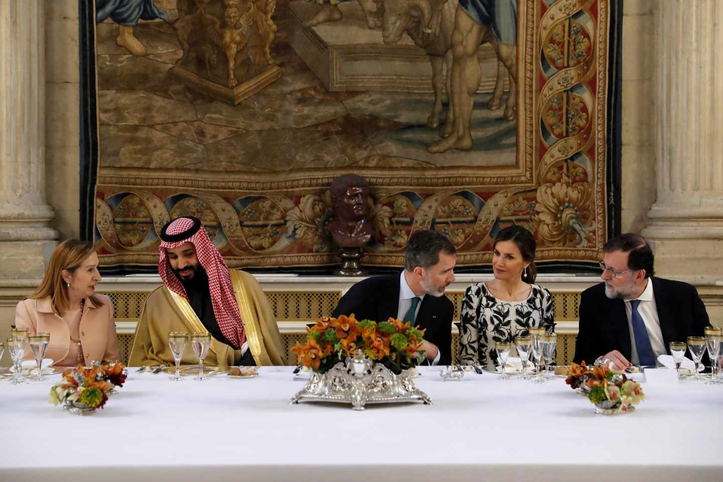 Comida en el Palacio Real: los Reyes, junto al príncipe heredero de Arabia Saudí, Mohamed bin Salmán.