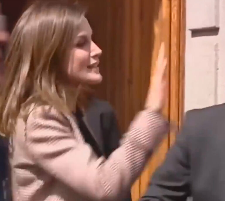 Abucheos a la reina Letizia tras un acto en Madrid: "¡Antipática, floja!"