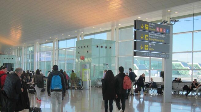 Pasajeros en el aeropuerto de Barcelona-El Prat.