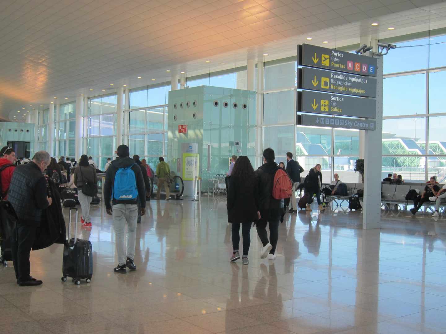 Pasajeros en el aeropuerto de Barcelona-El Prat.