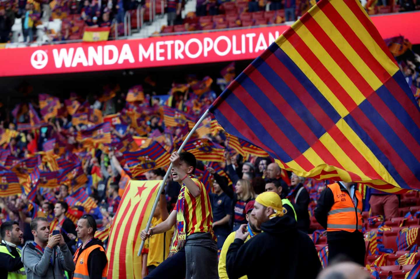 La afición del FC Barcelona en el estadio Wanda Metropolitano, en la Final de la Copa del Rey.