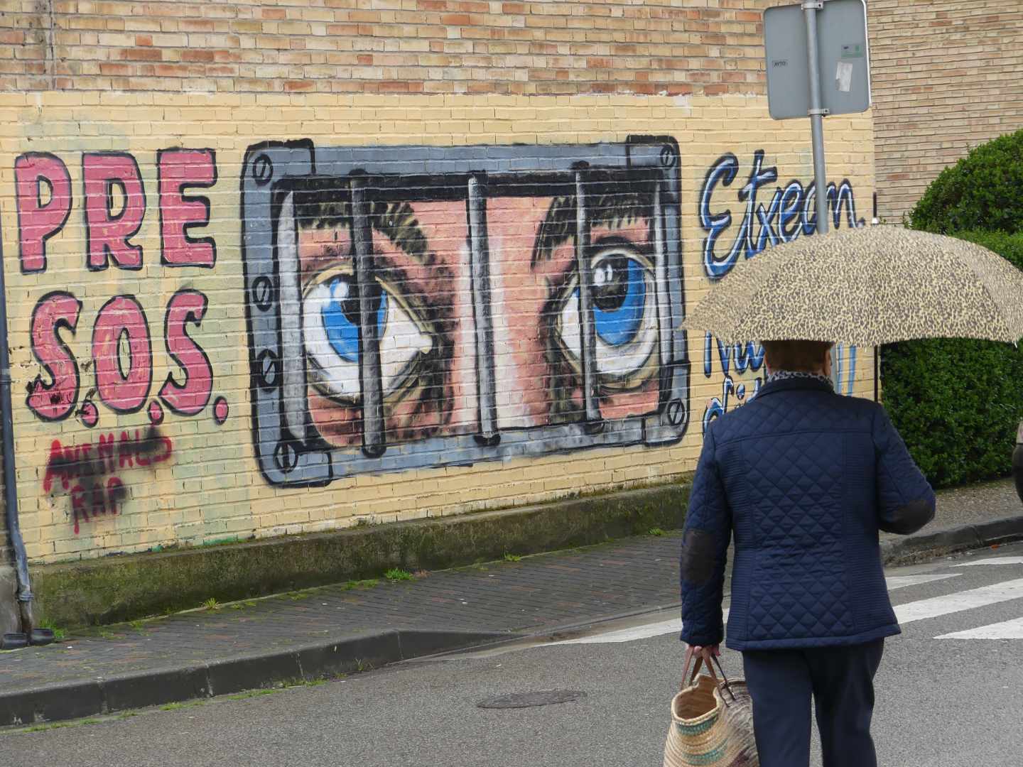 Una mujer pasa frente a un mural de apoyo a los presos de ETA en Alsasua.