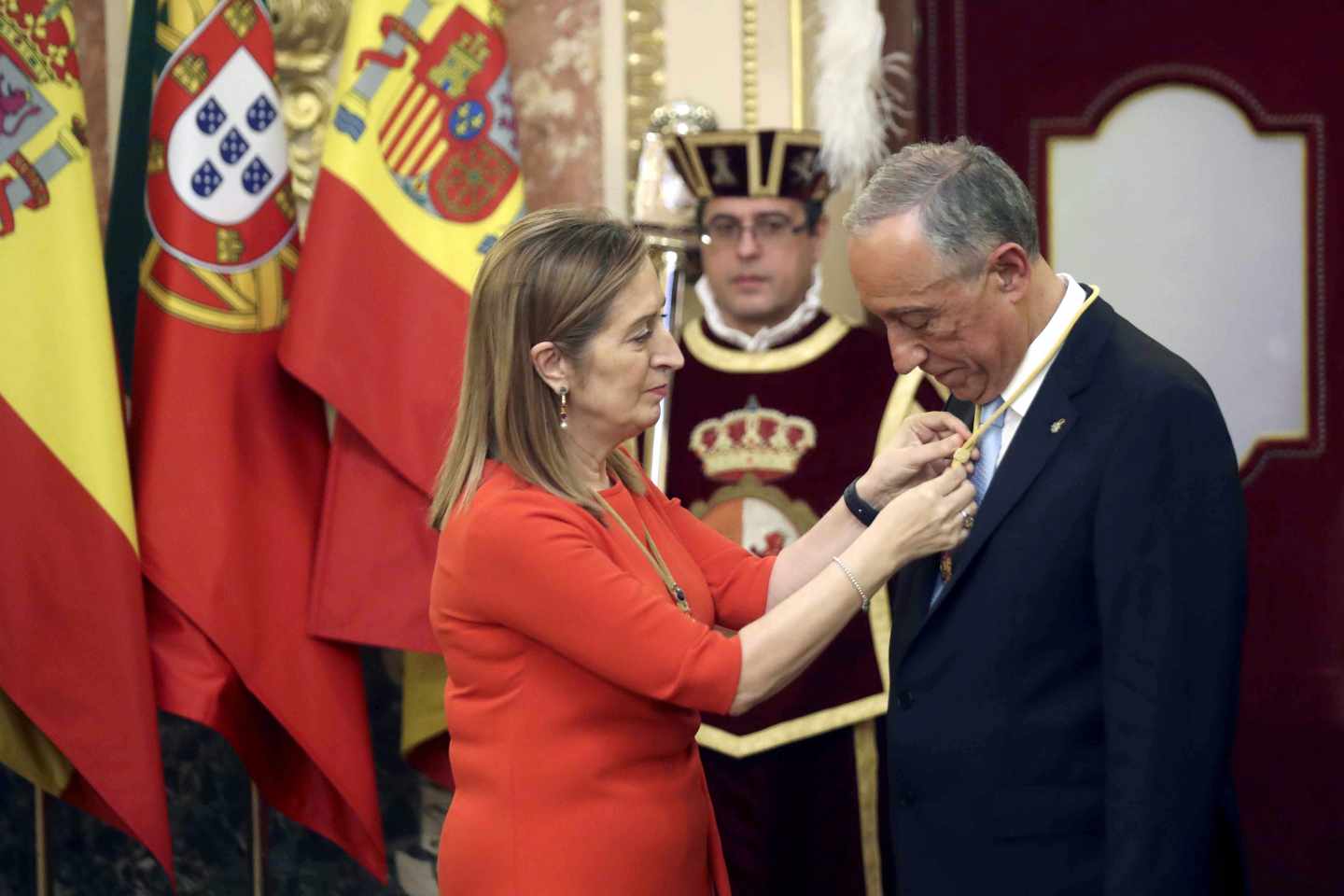 La presidenta del Congreso de los Diputados, Ana Pastor (i), impone la medalla de esta institución al presidente de Portugal, Marcelo Rebelo de Sousa.