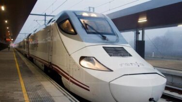 La CNMC recorta los cánones de Adif para "favorecer la entrada de rivales" de Renfe