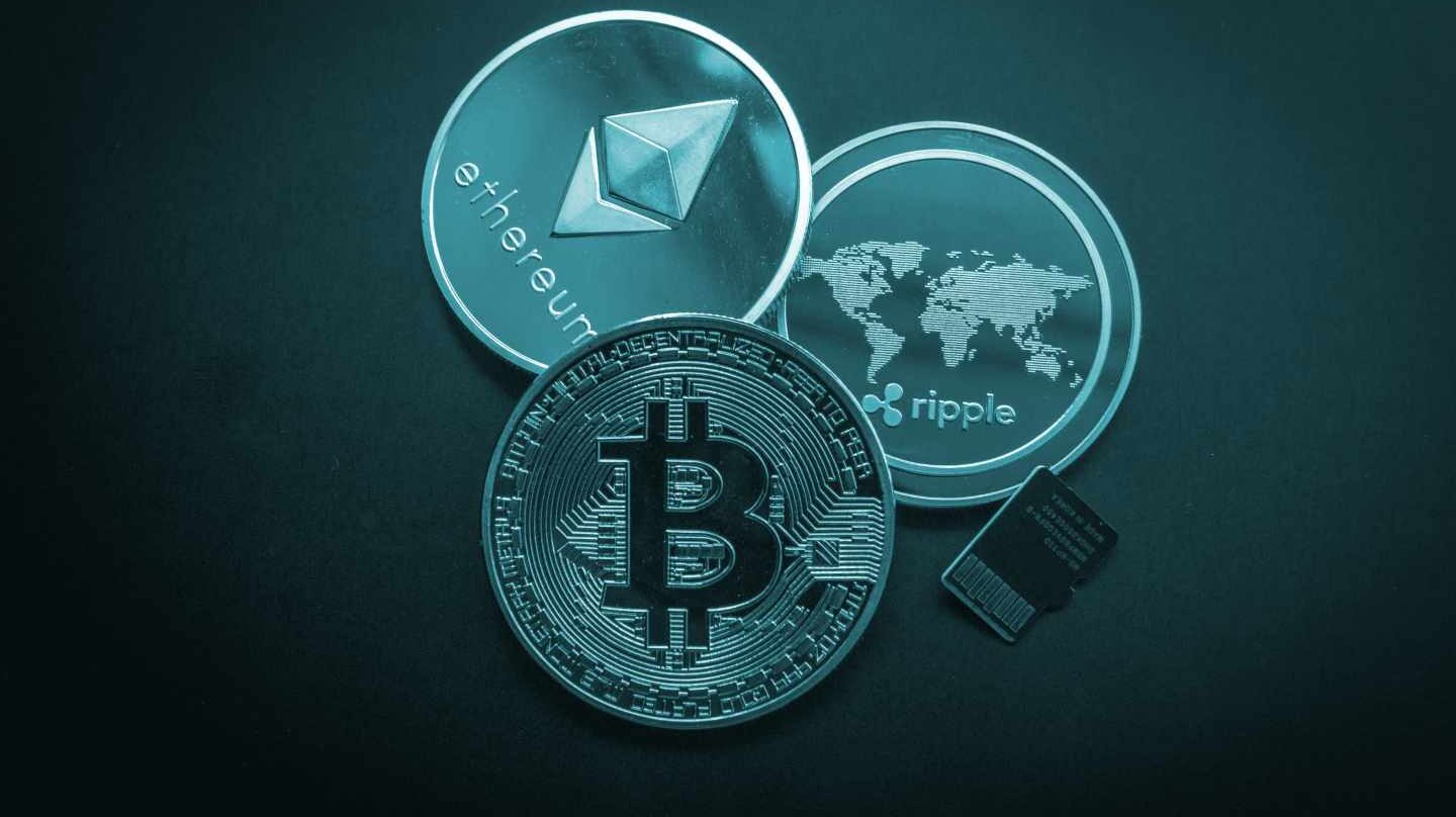 Representación de las monedas digitales bitcoin, ethereum y ripple.