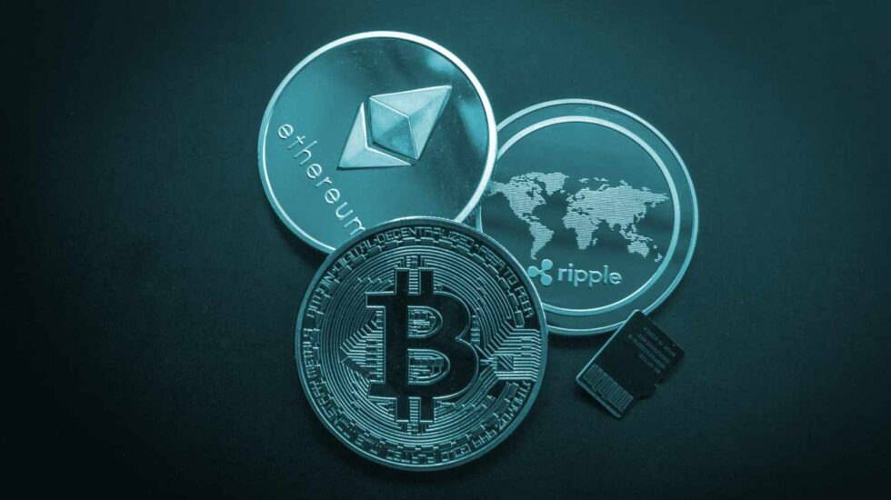 Representación de las monedas digitales bitcoin, ethereum y ripple.