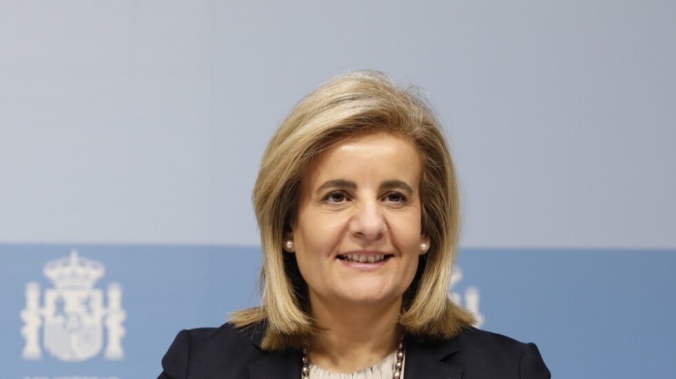 La ministra de Empleo, Fátima Báñez, es partidaria de equilibrar las cuentas de la Seguridad Sociall para poder subir las pensiones.