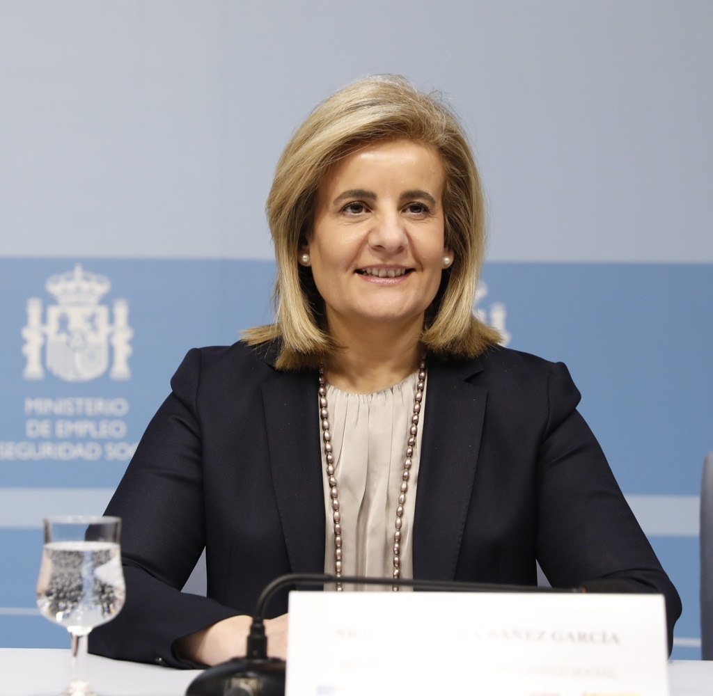 La ministra de Empleo, Fátima Báñez, es partidaria de equilibrar las cuentas de la Seguridad Sociall para poder subir las pensiones.