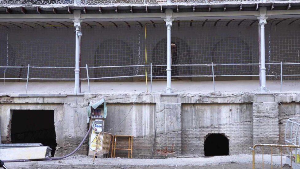 Obras en el patio del frontón Beti Jai de Madrid