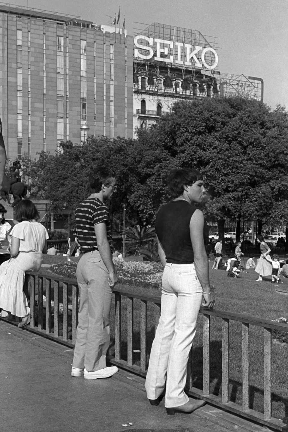 Prostitución masculina en la plaza de Catalunya. 1979