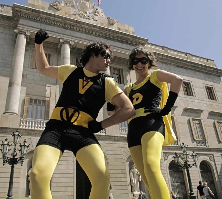 La cara más irreverente de Barcelona, del Raval marginal a Ada Colau superheroína