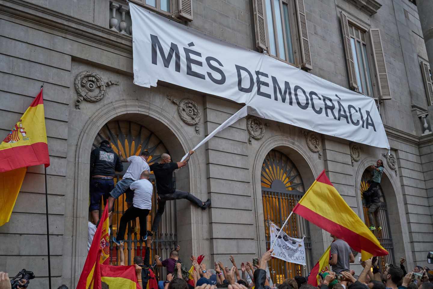 Manifestación en contra del referéndum del 1 de octubre, plaza de Sant Jaume