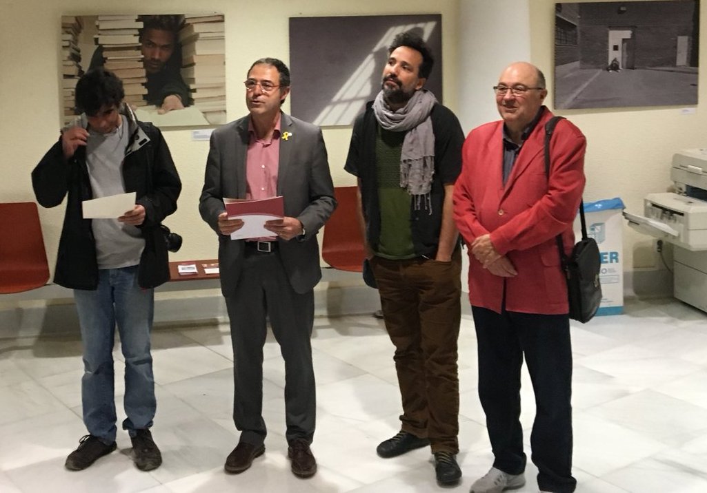 Calderó, segundo por la izquierda, en la inauguración de una exposición organizada por su departamento el pasado 19 de abril.