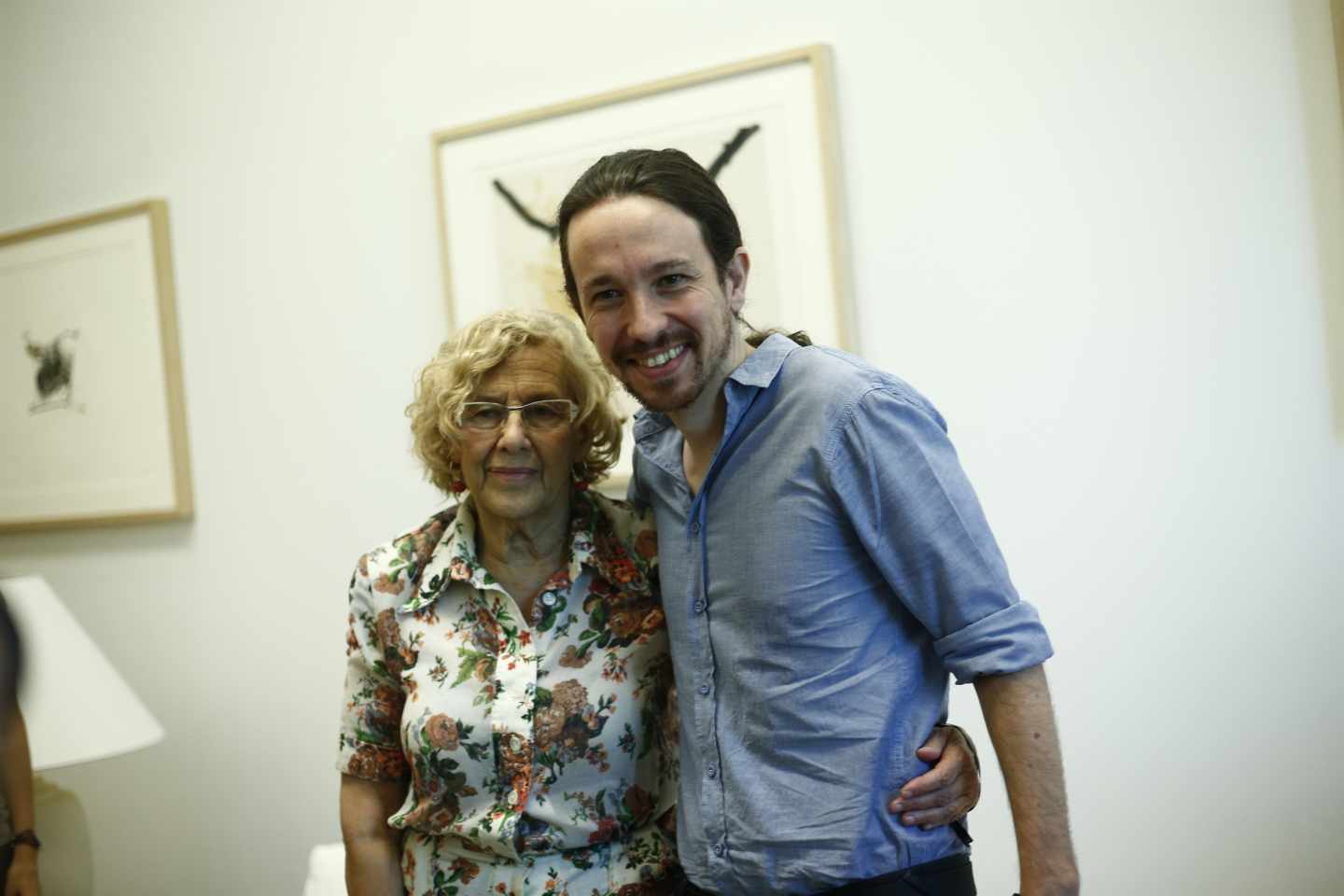 Manuela Carmena y Pablo Iglesias abrazados posando para una fotografía