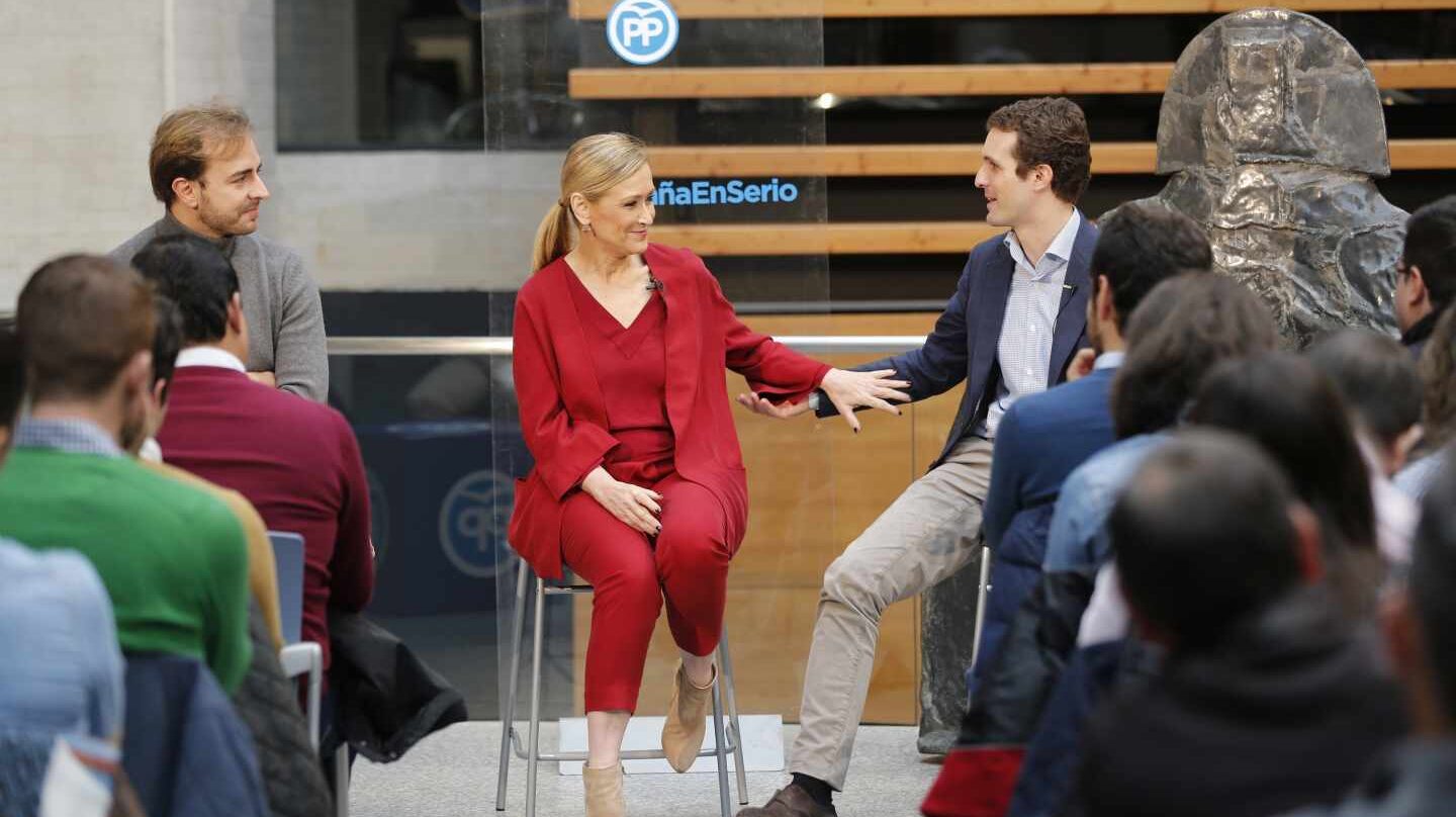 Pablo Casado y Cristina Cifuentes en un acto del PP en Ávila, en diciembre de 2015.
