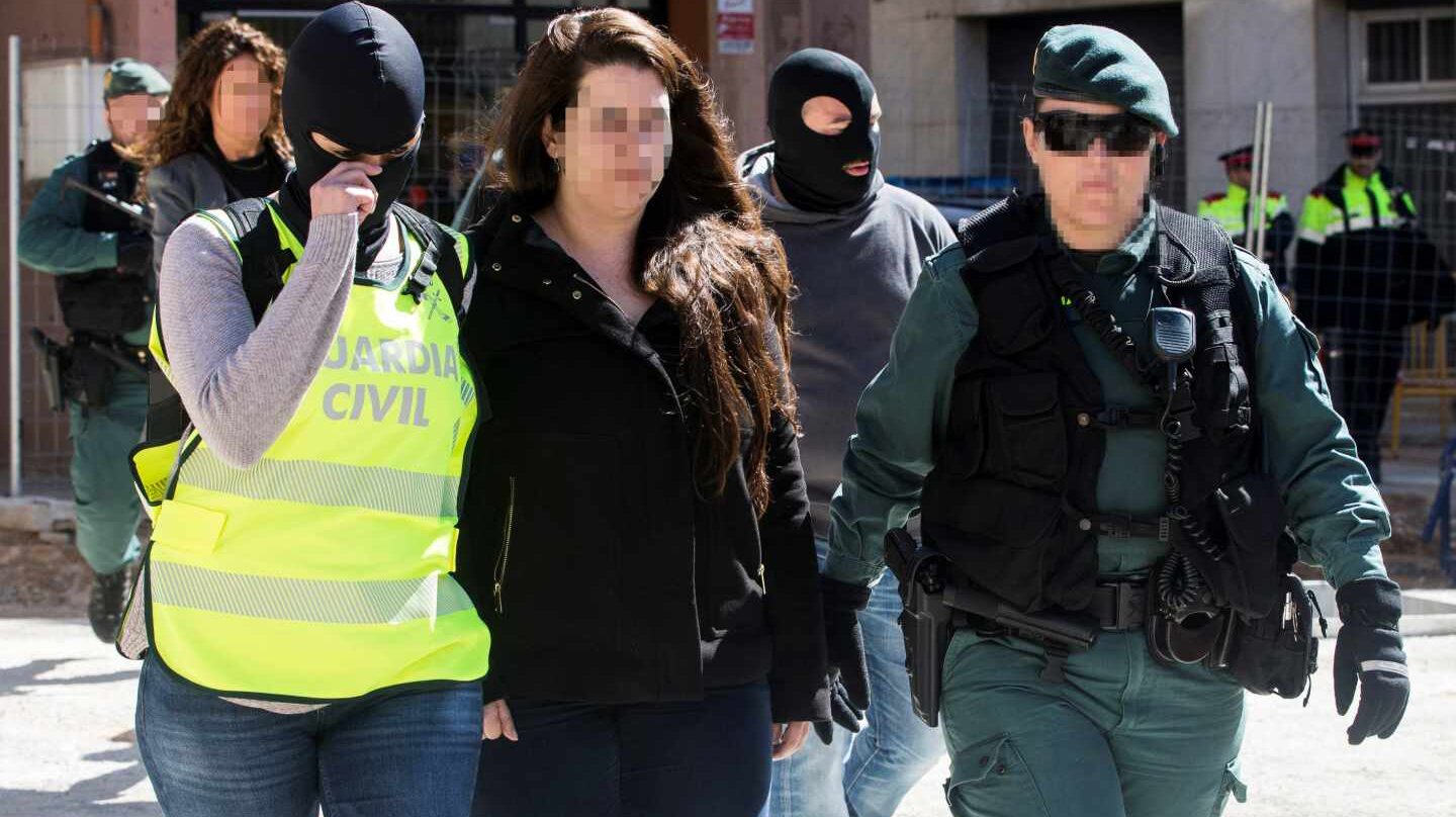 La Guardia Civil acompaña a la detenida de los CDR en Viladecans.
