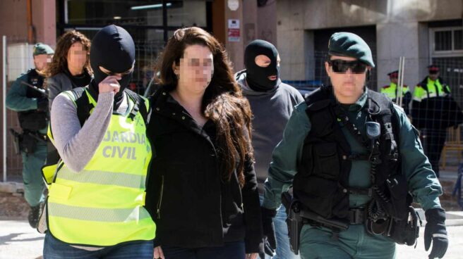 La Guardia Civil acompaña a la detenida de los CDR en Viladecans. La Guardia Civil acompaña a la detenida de los CDR en Viladecans.