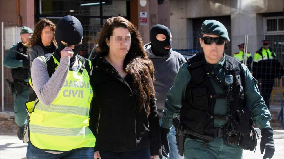 La Guardia Civil acompaña a la detenida de los CDR en Viladecans.