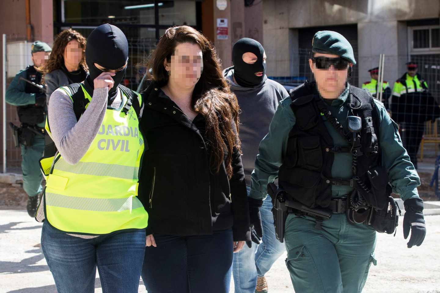 La Guardia Civil acompaña a la detenida de los CDR en Viladecans.