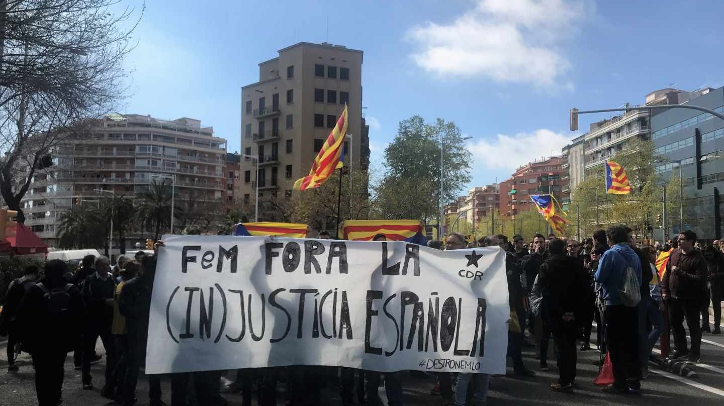Manifestantes convocados por los CDR se manifiestan en Barcelona por la visita del Rey Felipe.